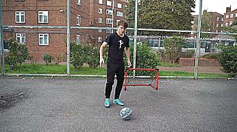 花式足球空中转圈技巧,简单实用的足球花式技巧