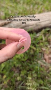 老外用虫子接吻器狂亲蚯蚓，连苍蝇路过都要被嘬两口