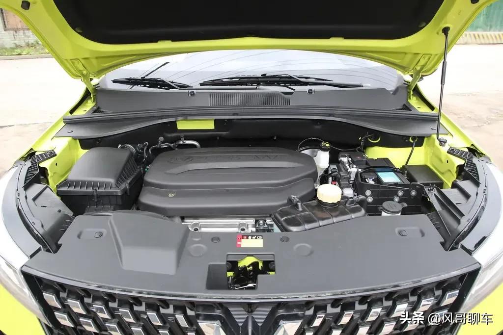 五菱推出“神车”星驰，5万多元SUV，油耗6.4升，配置给这么多？