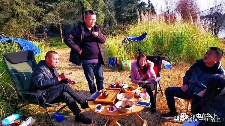 冬泳爱好者低温中畅游泳,泳者无所畏惧