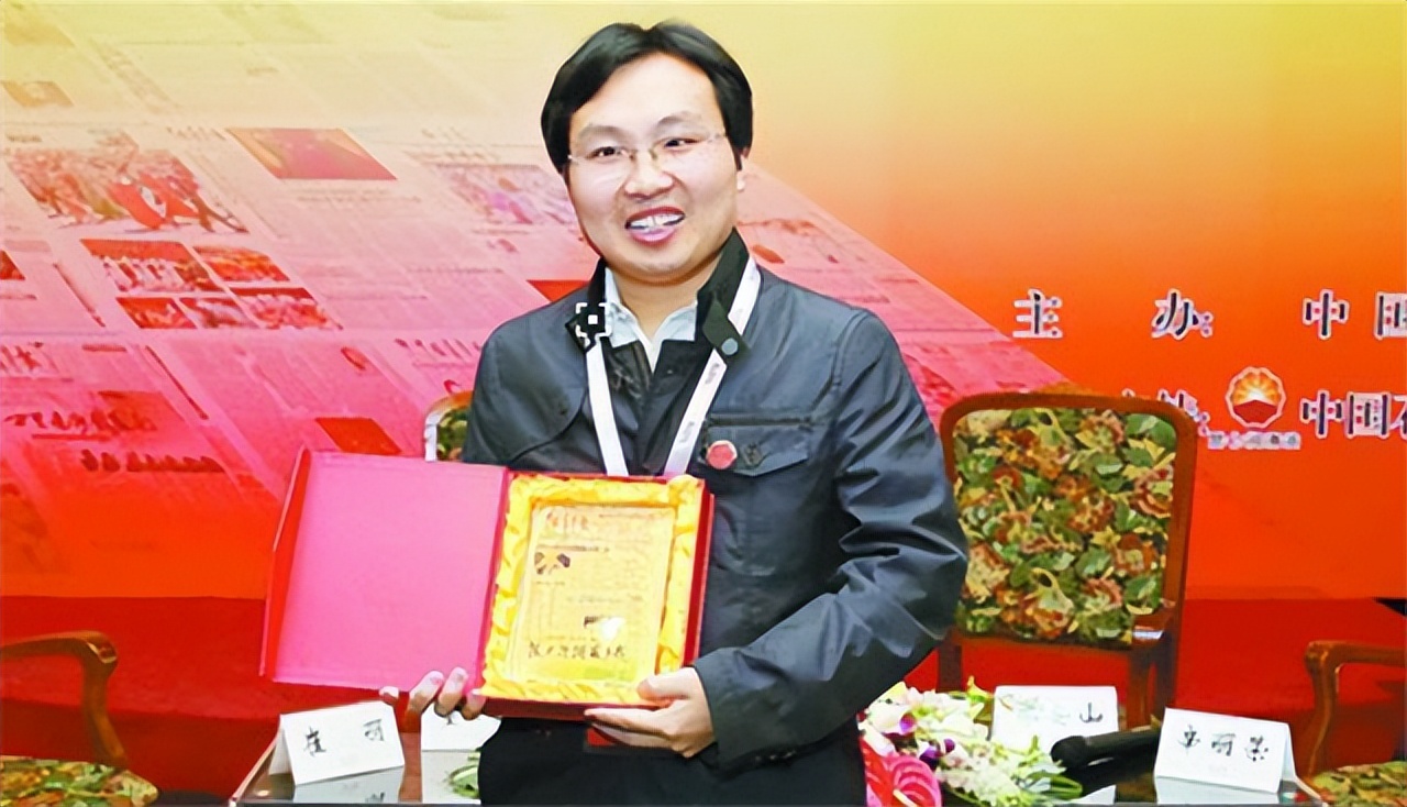 农村穷小伙进城上学捡废品,拾荒小伙供妹妹上大学