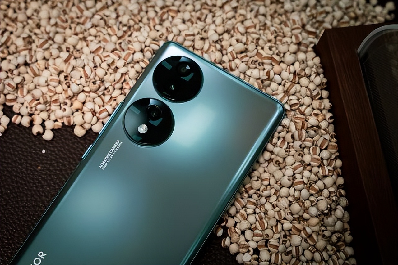 荣耀60和荣耀70应该怎么选择,荣耀70与荣耀60对比谁值得买