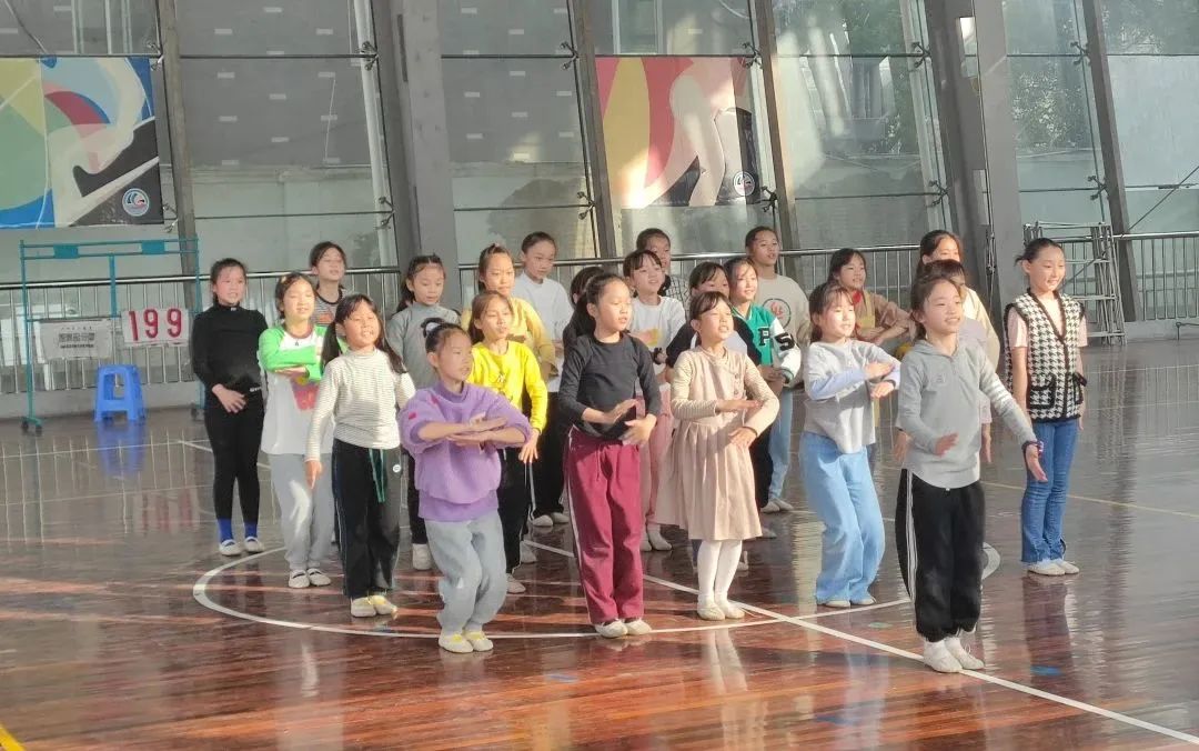 江苏常熟市商城小学舞蹈《成长在祖国的怀抱里》荣获三等奖