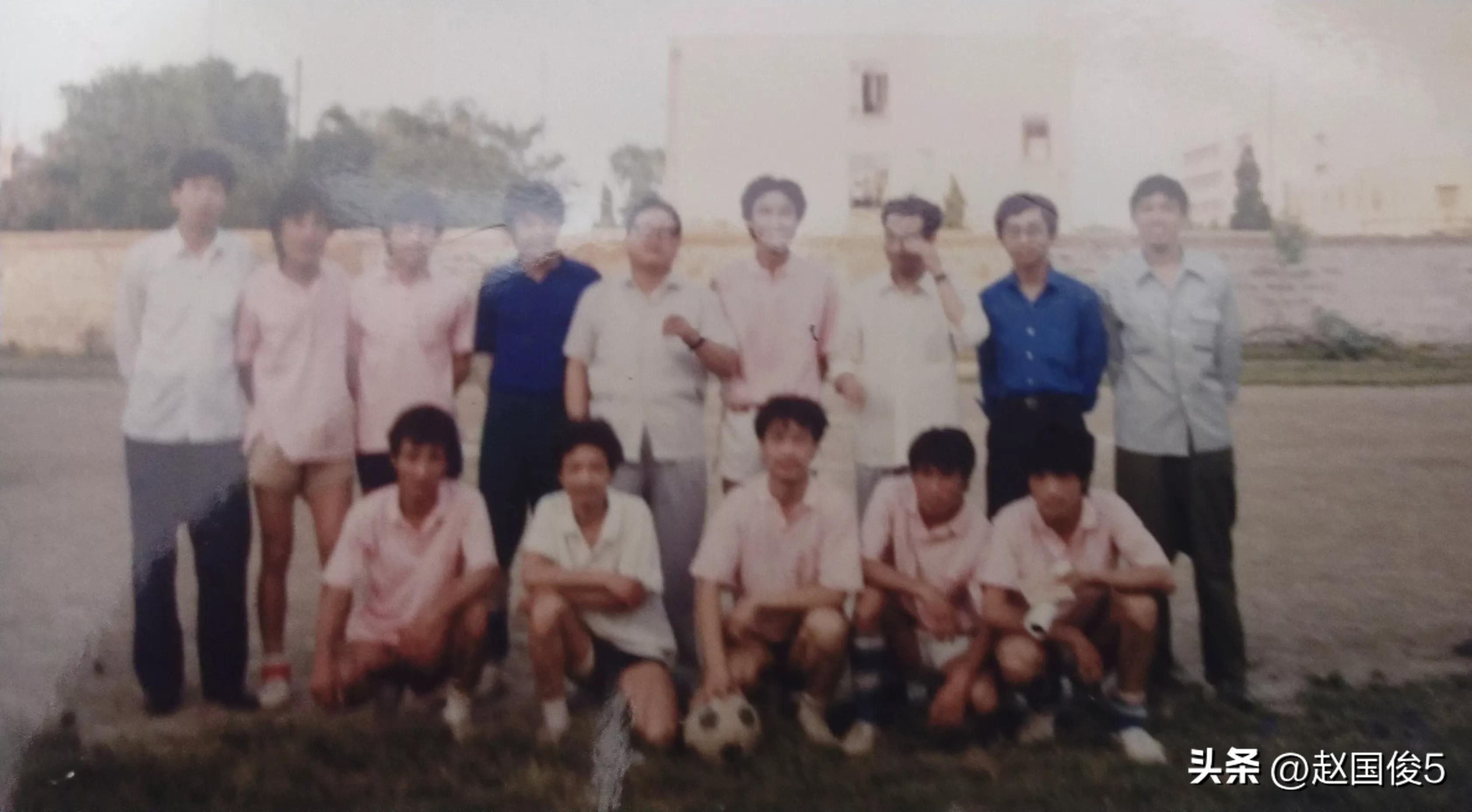 一个爱足球的先生,一个爱踢球的普通人