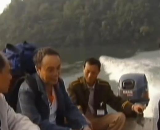 小伙捡到一块长满“金子”的石头,男子散步捡到会发光的石头给20万