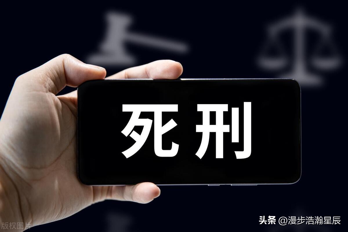 河面飘来一具裸体女尸，没有头颅，无法确认身份，凶手是谁？