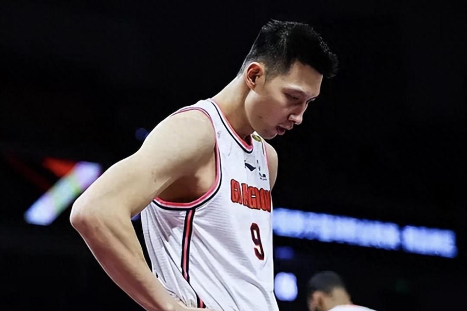 易建联成人生赢家娶巴西宝贝,易建联身价上亿迎娶巴西宝贝