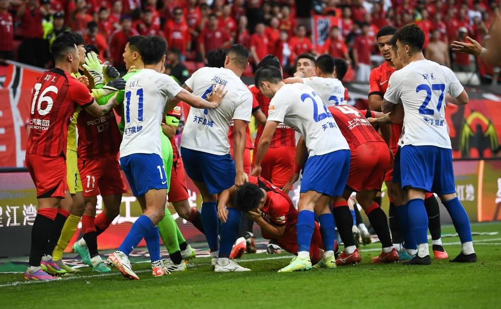海港队4:3逆转泰山队,上海海港vs山东泰山5张红牌