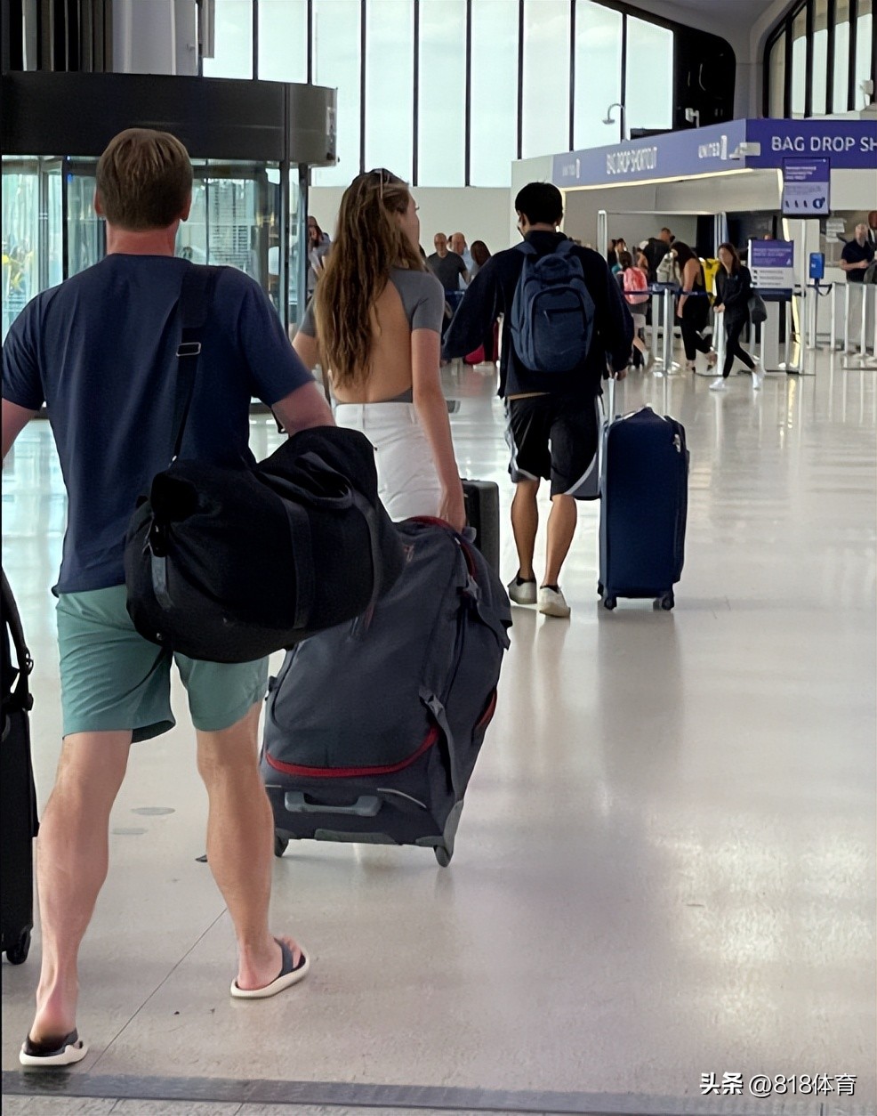 谷爱凌第一次亮相时装周抹胸长裙,谷爱凌登时尚杂志展现少女的霸气