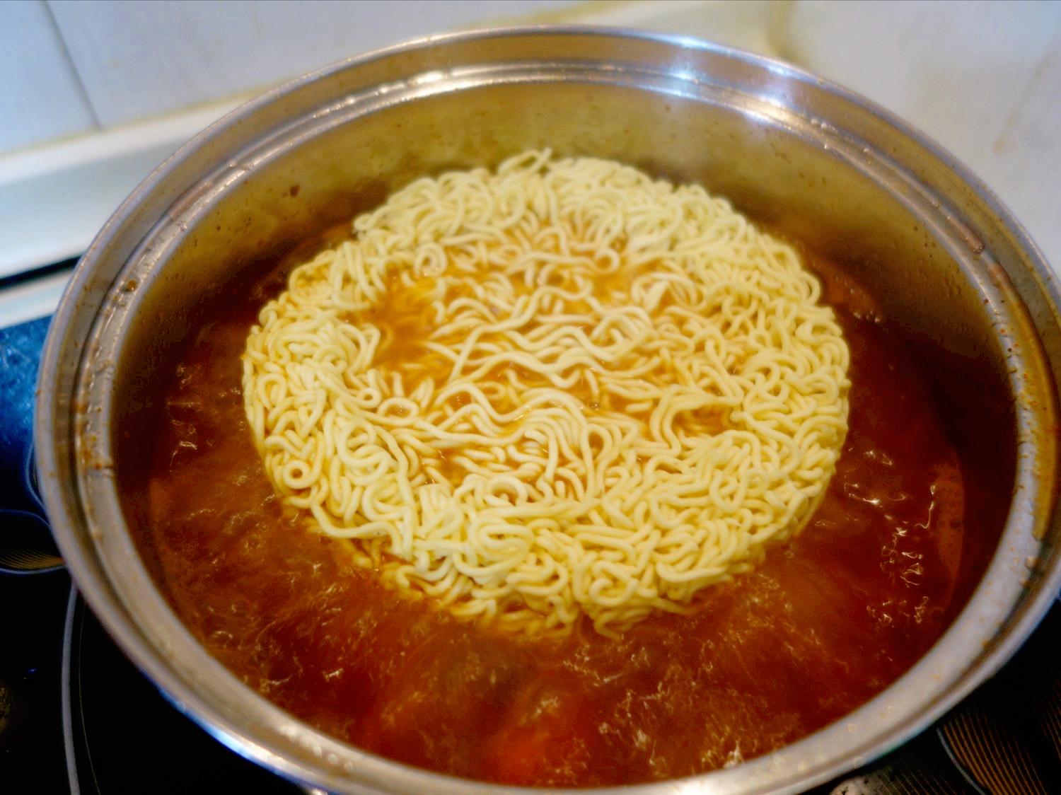 白水煮泡面怎么做,用开水泡面的神仙吃法