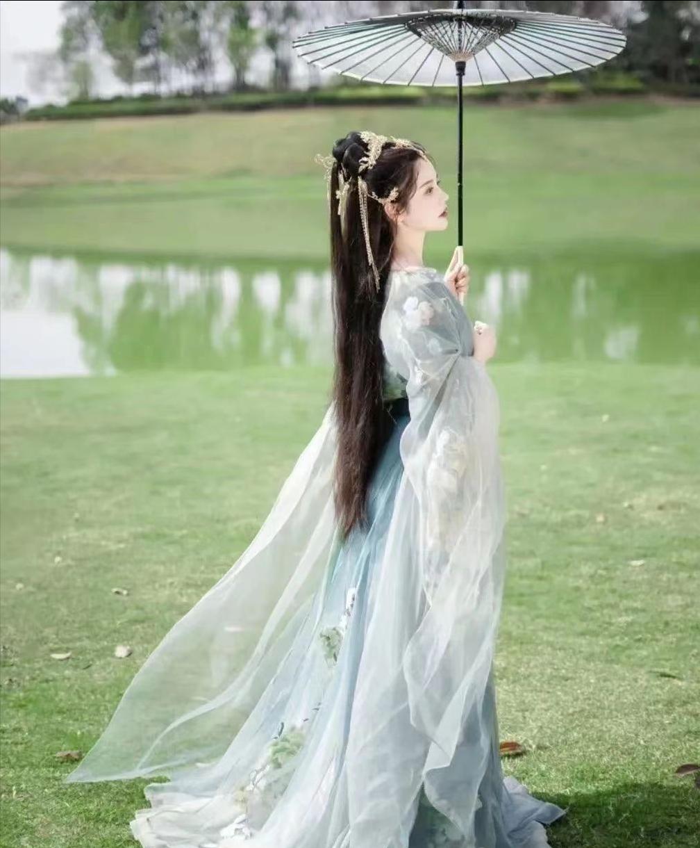 所有人都说我是他初恋的替身。他漠然看我，不置可否