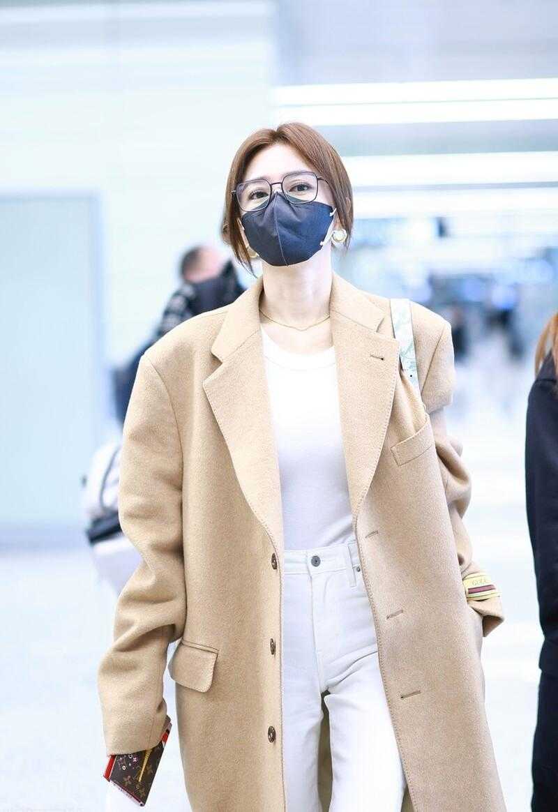 秦岚驼色大衣白色围巾,花儿与少年秦岚同款驼色大衣