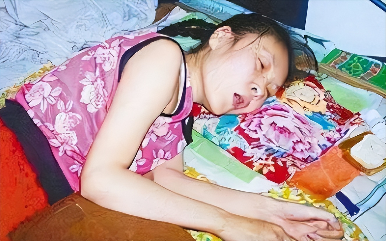 08年，河北女孩“瘫痪”卧床20年，姐姐安上监控后，戳穿多年*局骗**