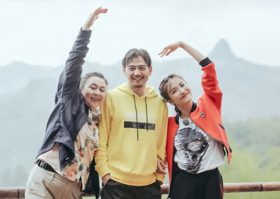 杨烁为娇妻庆生,杨烁张晋一家三口