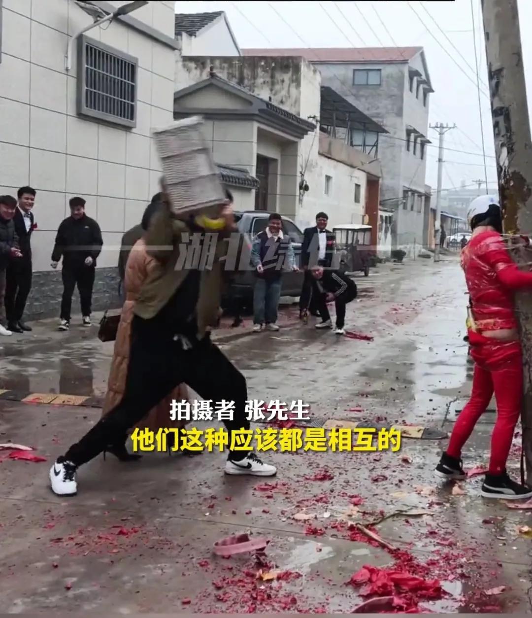 河南周口，整筐鸡蛋，一下砸向新郎，过度的婚闹何时休