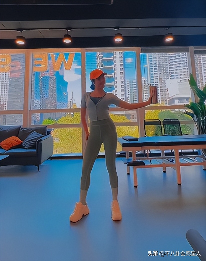 51岁钟丽缇玩冲浪晒好身材,钟丽缇出席活动力压柳岩