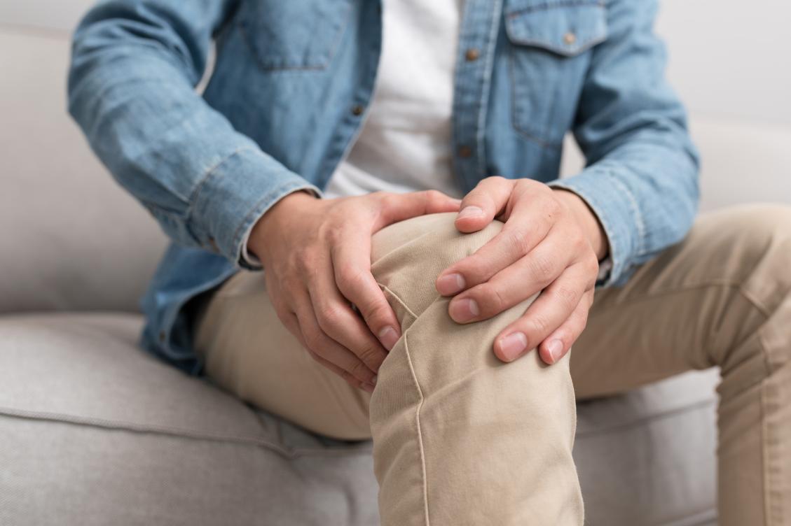 走路时膝盖突然软一下怎么回事,走路时候膝盖突然软一下什么原因