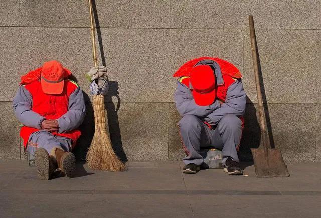 我为保洁大哥提供早餐，我被同行欺负时，他打了个电话解决了