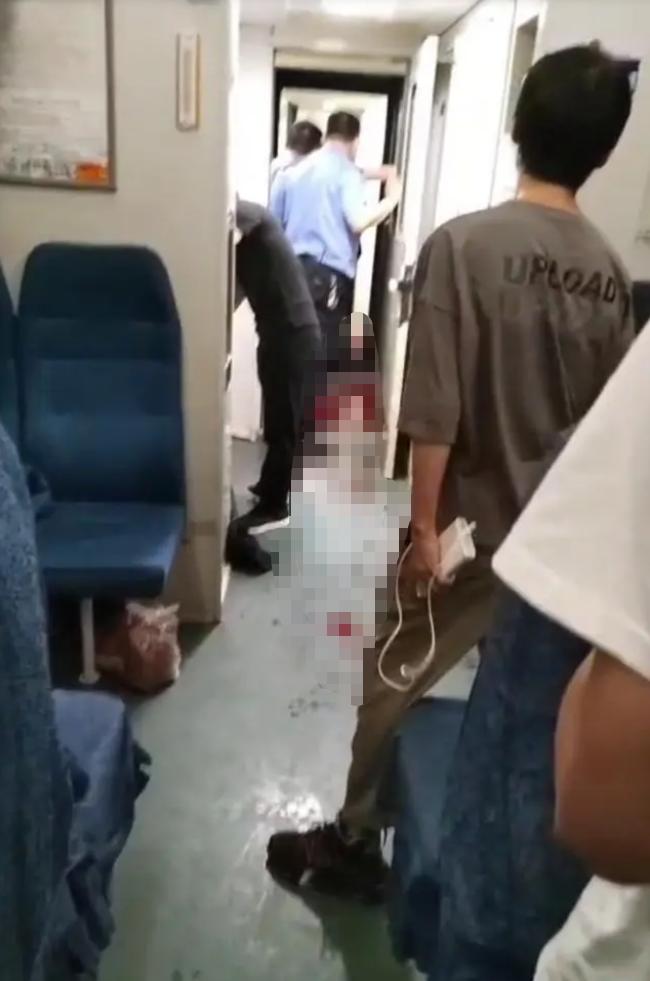 警方谈男子在火车上遇害,火车上男子被害事件细节