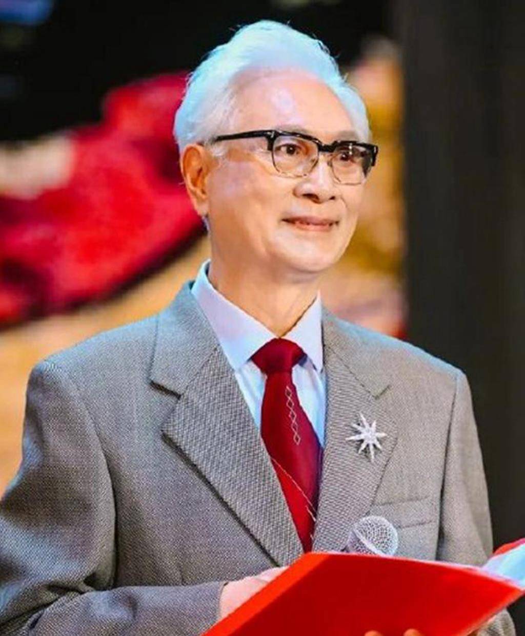 老戏骨梁波罗：妻子陪他闯过生死劫难，他白发苍苍给百岁岳母尽孝