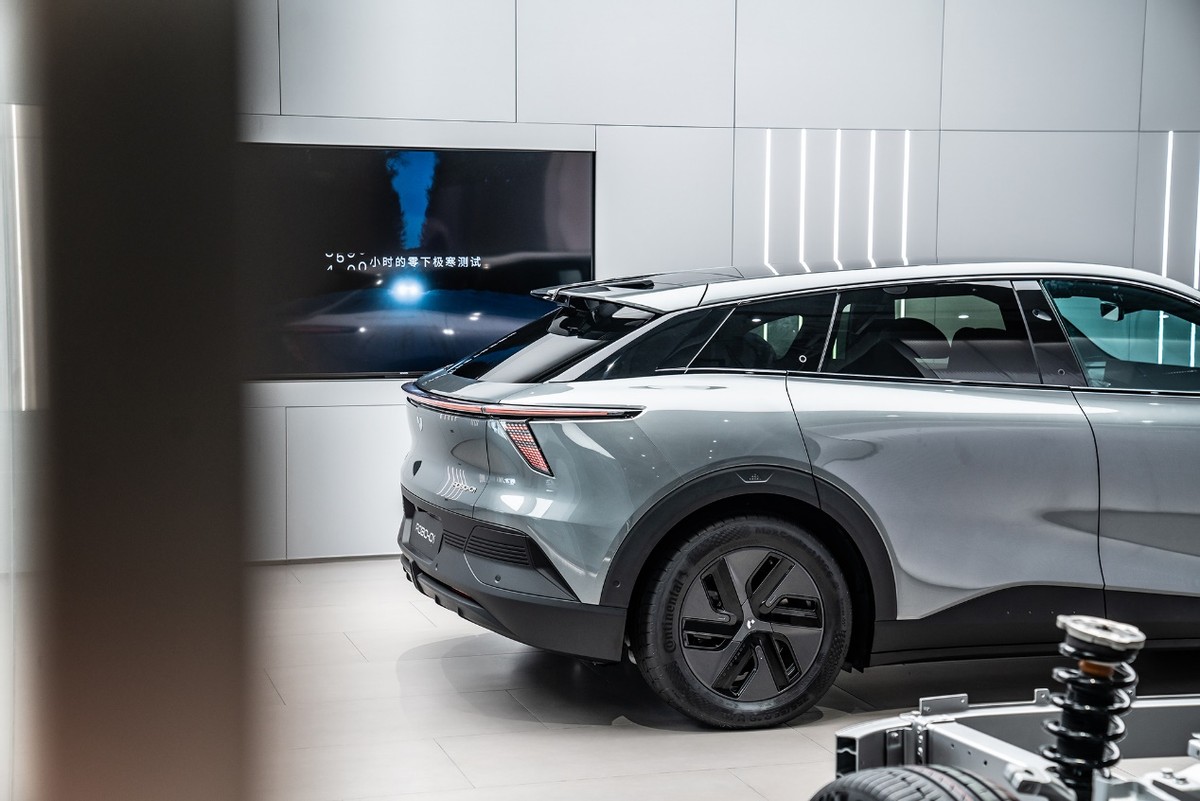 来看一个伪装成SUV的“机器人”