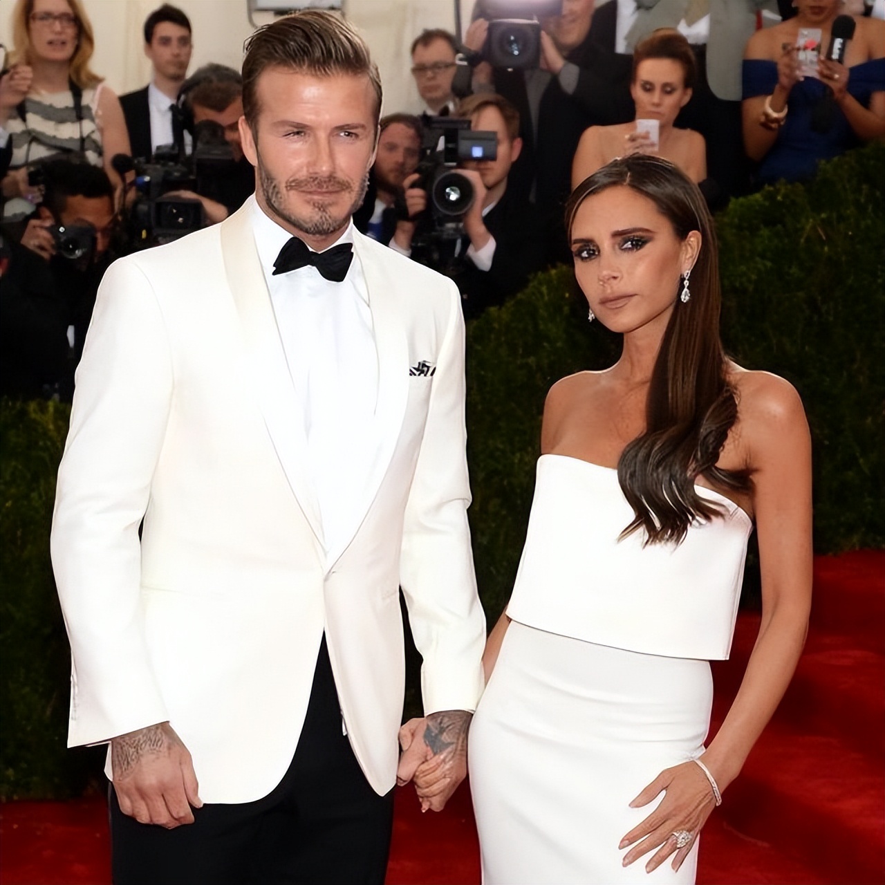 贝克汉姆与11岁女儿亲嘴庆生，23岁长子拥吻爱妻，醉酒丑态曝光