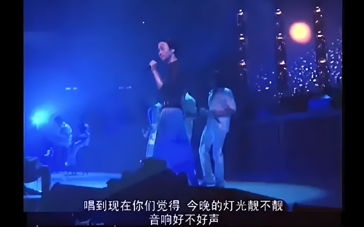 他穿深V露背装，和歌迷开黄色笑话，没被封号还引千万人点赞？