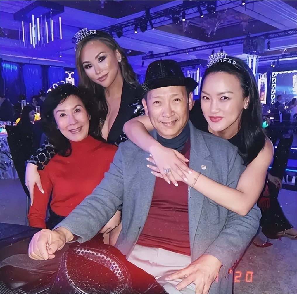 “中国百货王”挺不住了？姐姐继承家业，她靠炫富混成顶流名媛