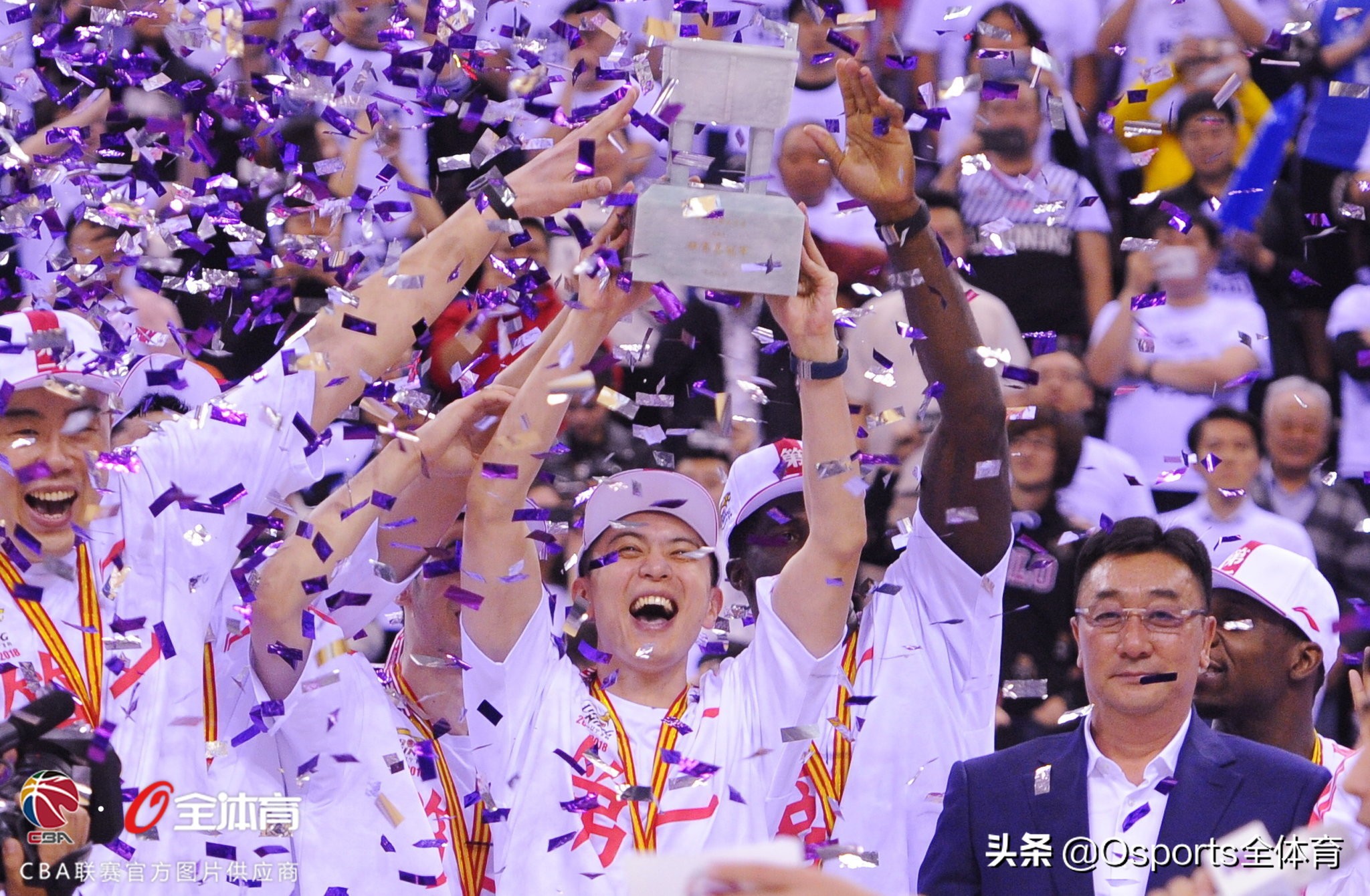 cba教练杨鸣为啥不能站起来,cba儒雅教练杨鸣名场面