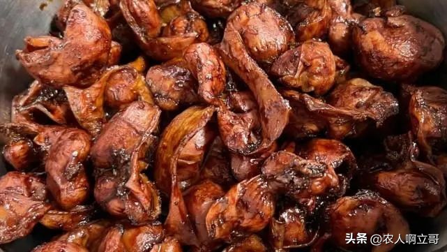 晒干后囤起来，随吃随取，营养解馋特省事！建议中老年人要多吃