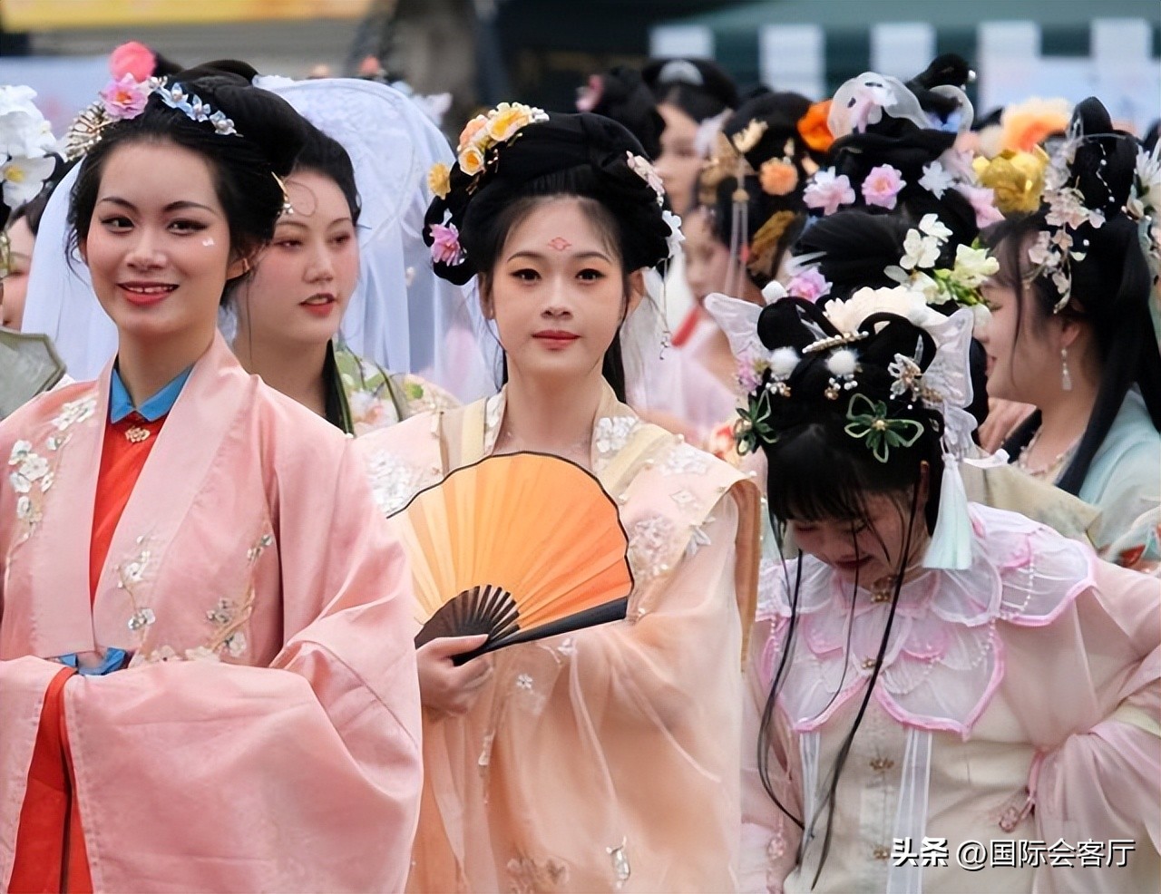 数据看那些被年轻人带出圈的消费新风潮@亚非创新合作中心会客厅