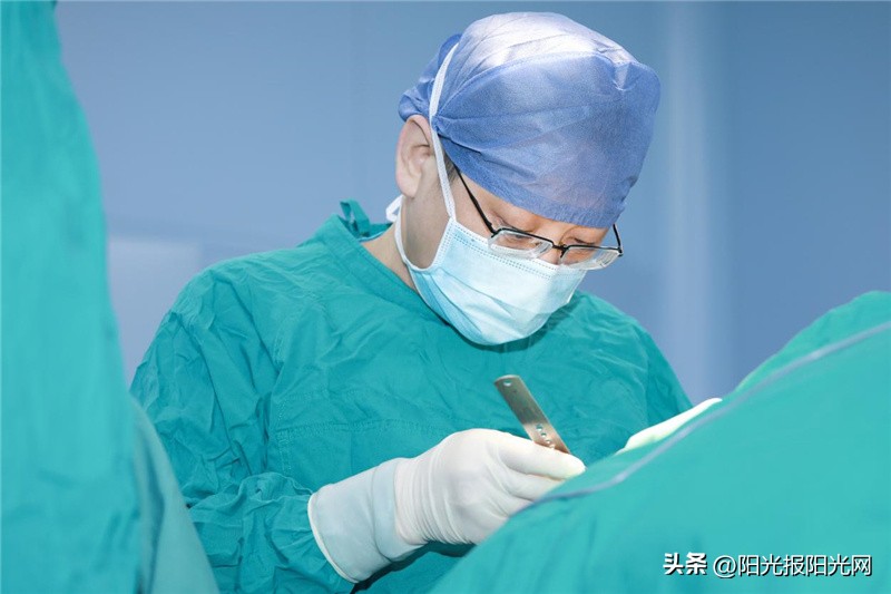 左侧腮腺肿瘤恶化,颈部腮腺疯狂长肿瘤