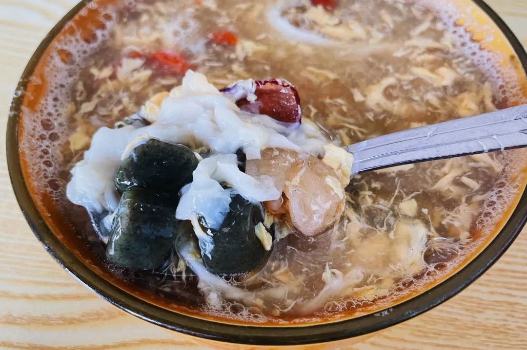 早餐烤乳猪，海鲜论盆卖？这座海岛小城舒坦得有点离谱了