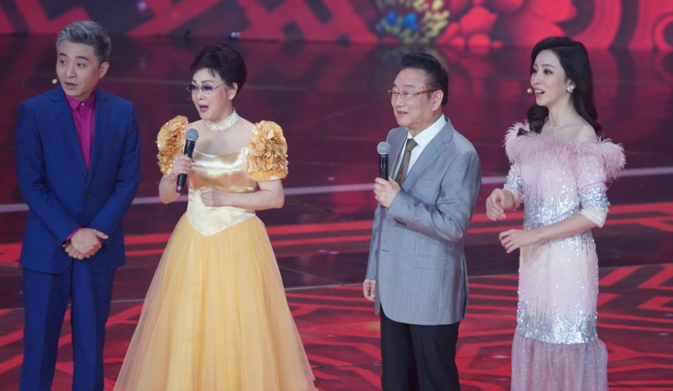 73岁李谷一全家近照曝光,73岁的李谷一全家近照曝光