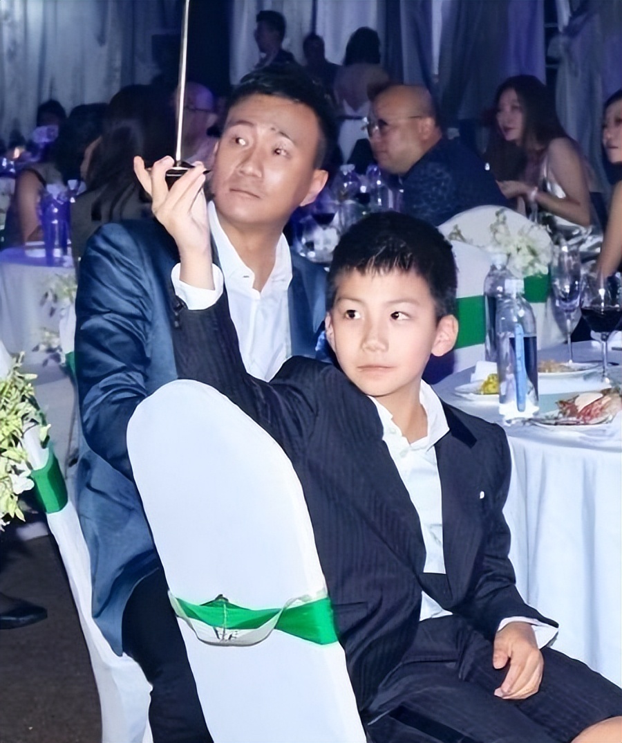 14岁康康接妈妈下班，身材高大“长相帅气”，妥妥的帅哥一枚