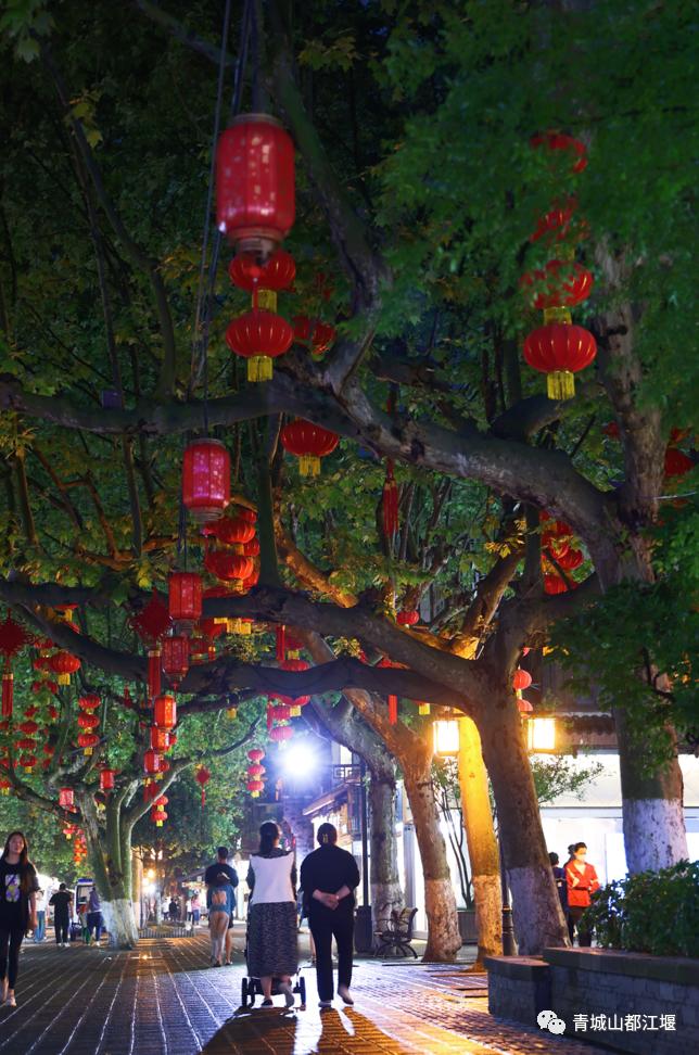 初秋城市漫游指南！都江堰8大爆款夜游地全在这里，吹河风尝美食get暴走两万步的畅快~