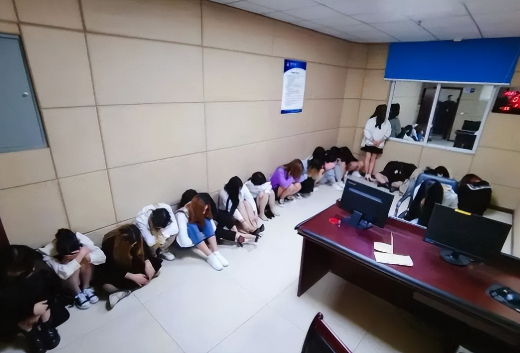 17年27岁女子出租屋内卖淫，一次50到200元，为何民警还给她捐钱