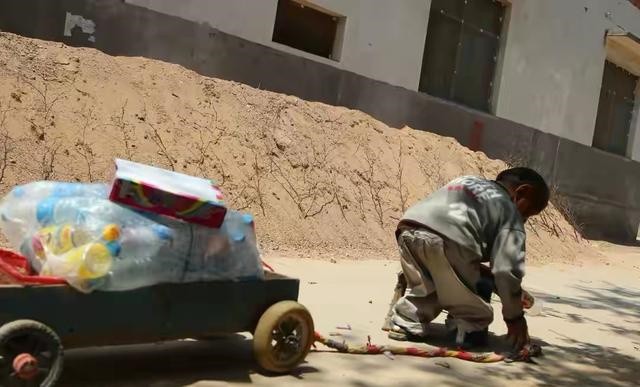 00后小伙靠捡废品养活一家4口,一男子捡垃圾养瘫痪妻子