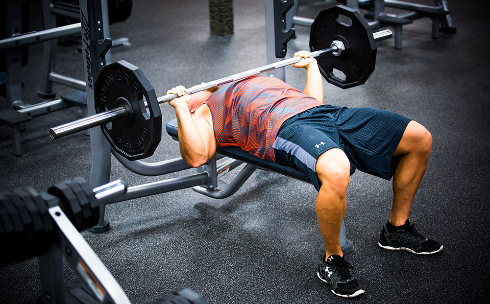 卧推姿势正确但肩膀还是痛,上斜卧推肩膀疼卧推没事