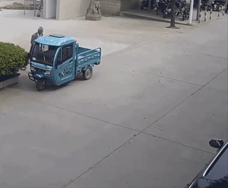 一代神车“老头乐”遭封杀禁止上路？大爷们破防：能开汽车谁买它