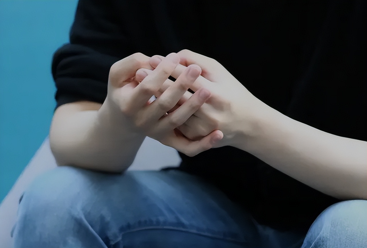 每天早上醒来两只手发胀握不住,每天早晨睡醒手总握不住怎么回事