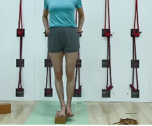 瑜伽老师说腿超伸是什么意思,瑜伽脚后跟交替踩动是什么意思