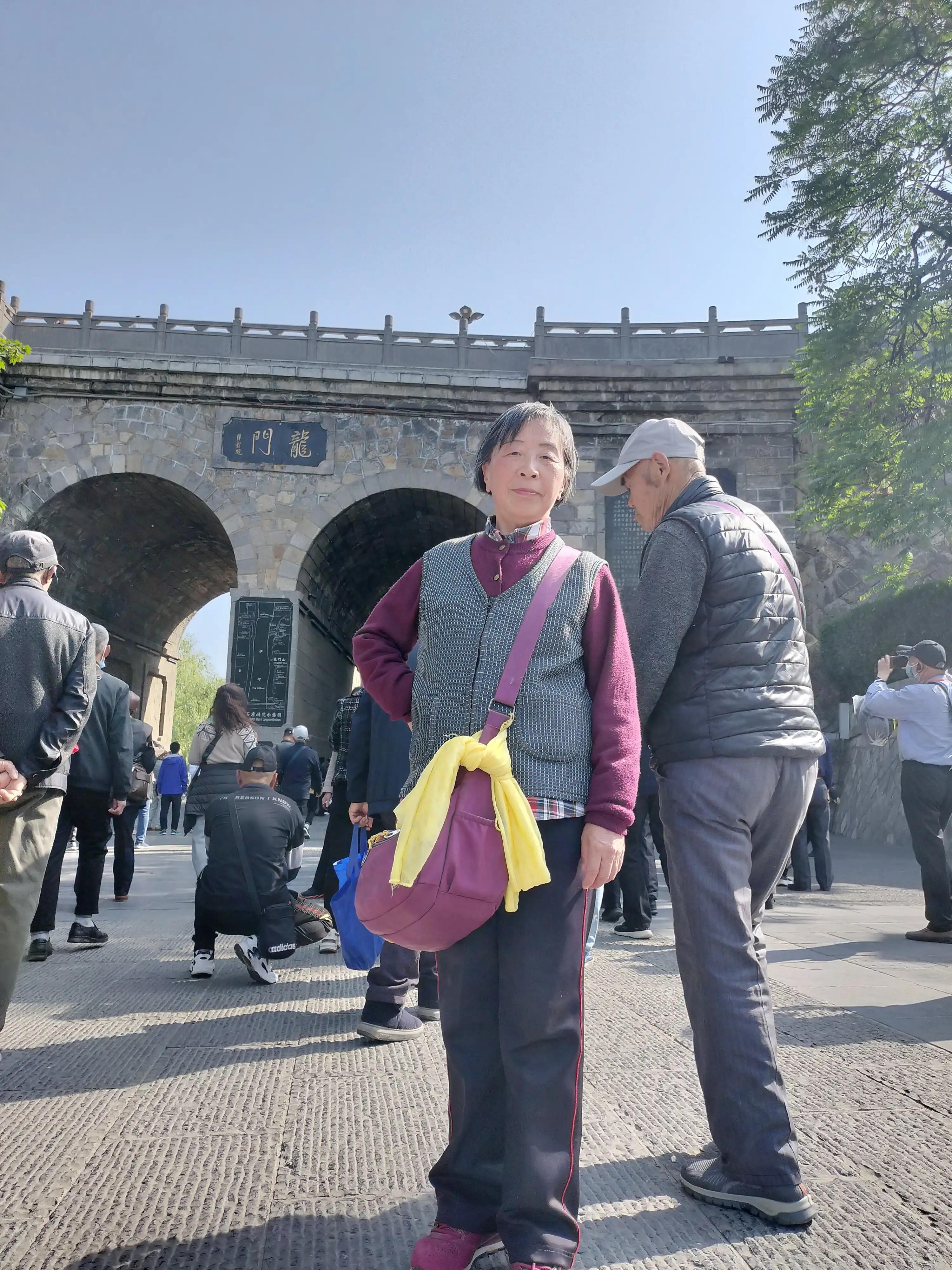 龙门石窟中国石刻艺术,龙门石窟被谁评为世界石刻最巅峰