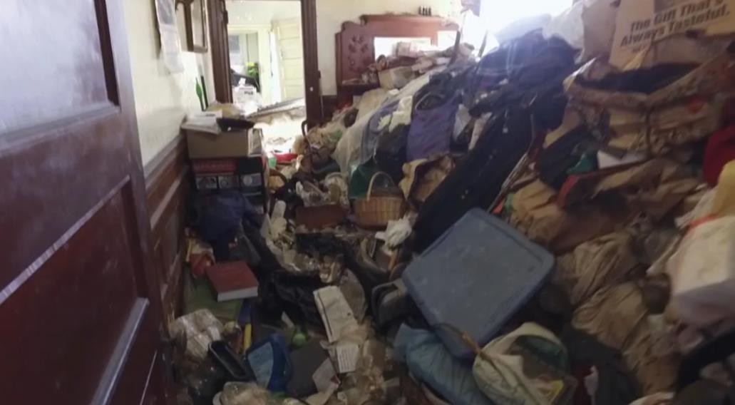 精英高管死于37㎡的独居房：妻儿移民后，他和5吨垃圾生活了20年