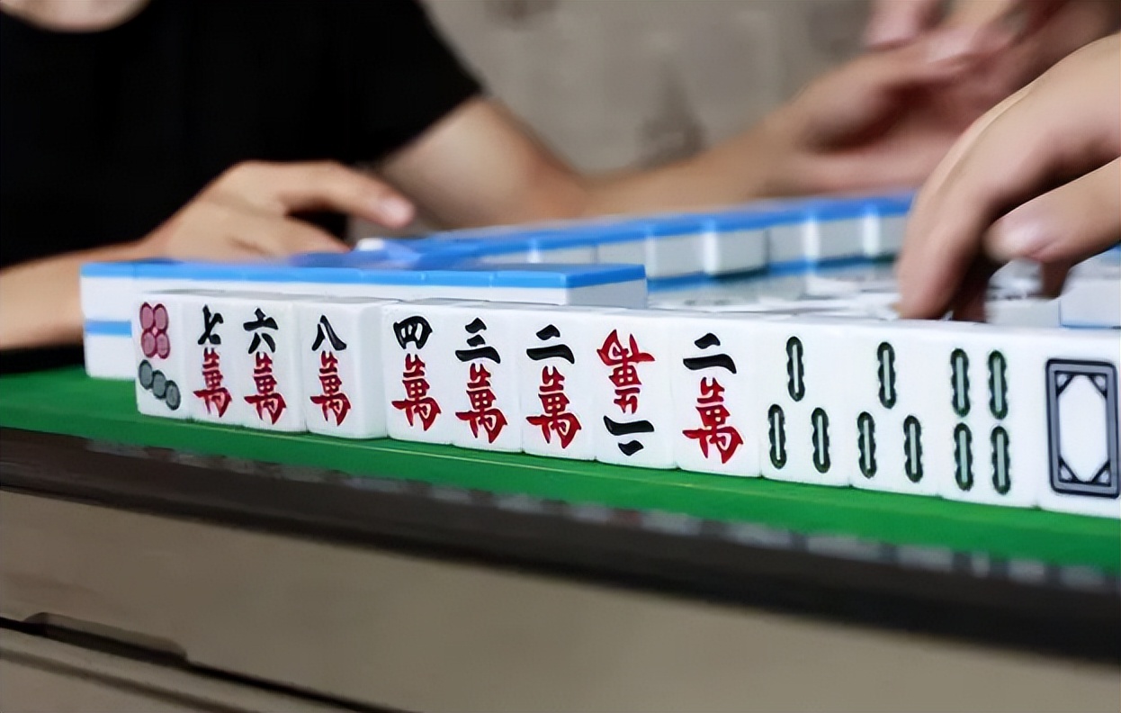 小伙经营麻将馆自己发明纸牌,小伙发明纸牌麻将