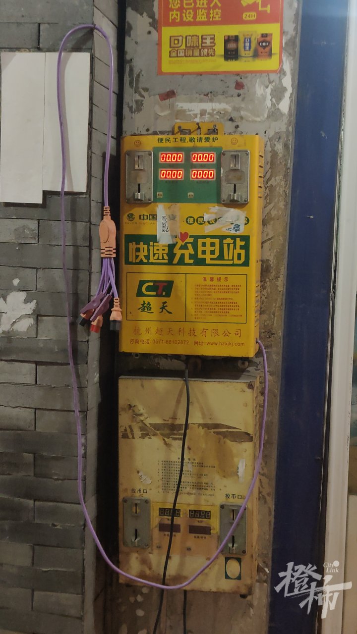 曾经遍布街头的黄色充电箱还能用吗？小红车服务点能给电瓶车提供充电吗？外卖小哥在用的换电方式是否可行？三种方案记者采访一圈发现都不乐观