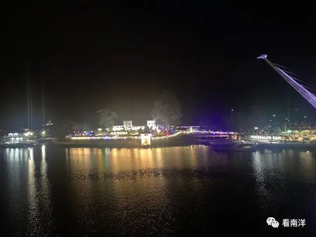 游古晋河滨公园的路线,古晋河滨公园夜景
