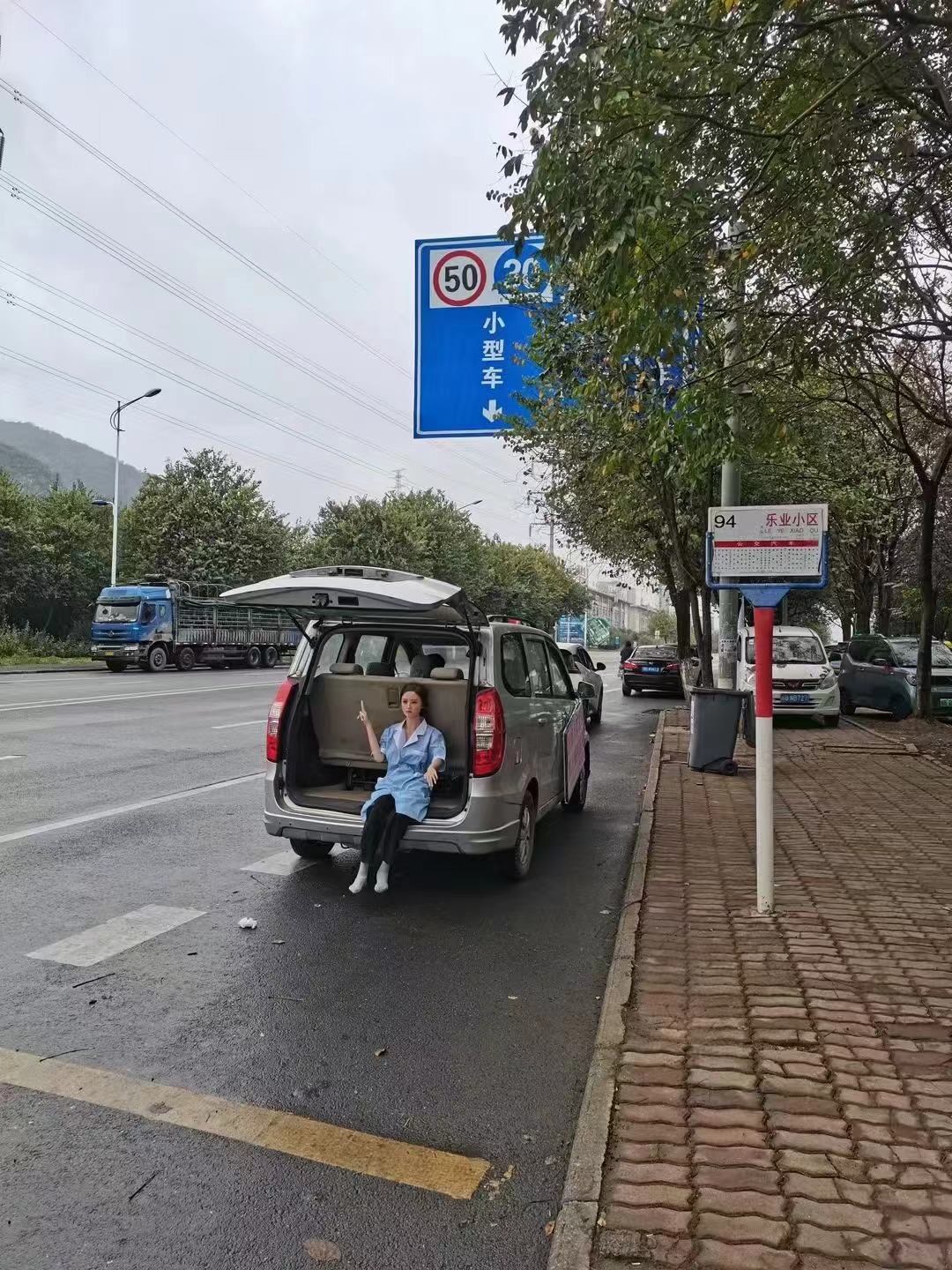 面包车上摆*气娃充**娃称“仿真人体验”？柳州交警：车主答应不摆了