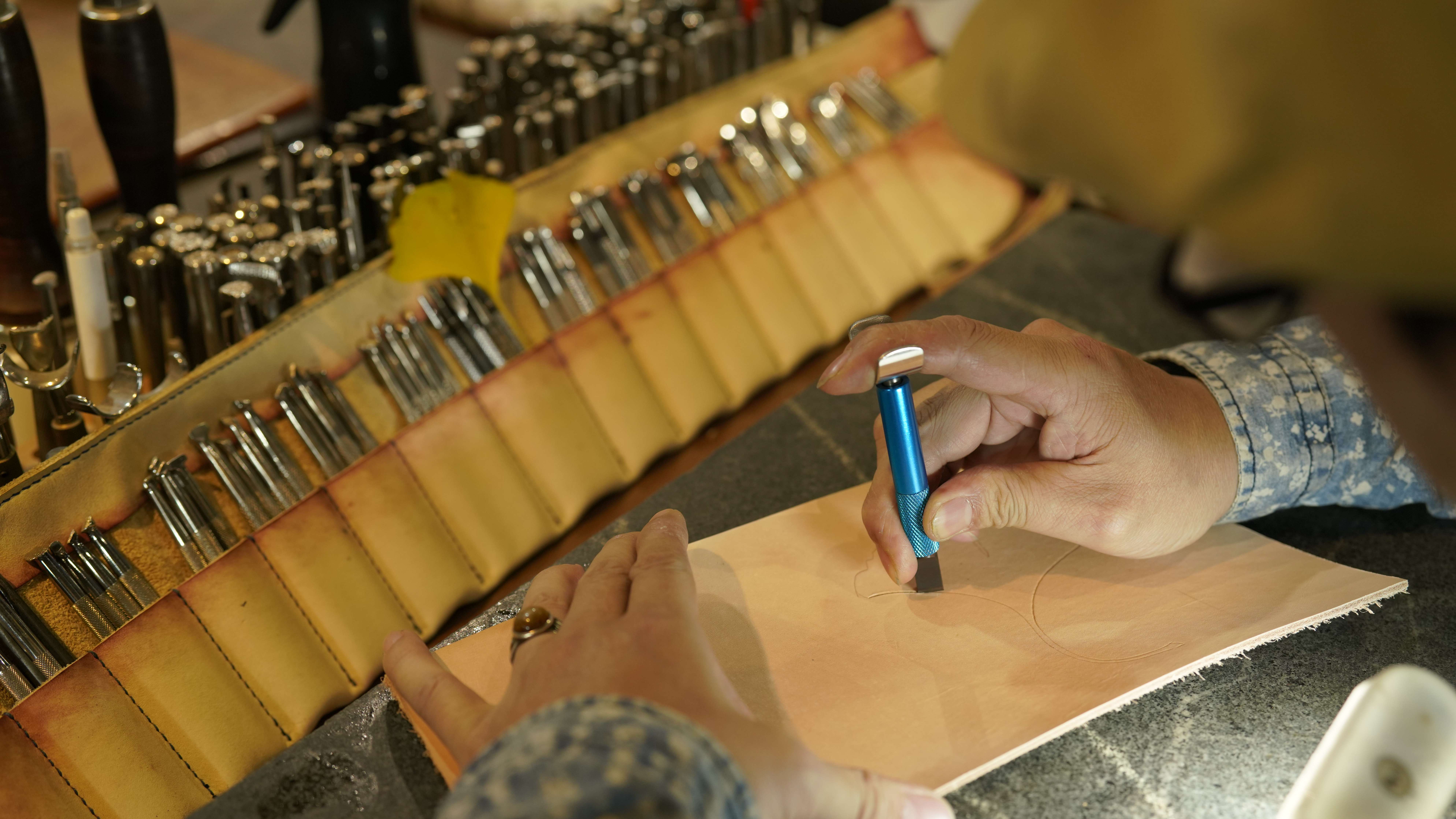 山海间有答案|雕一片叶——皮雕技艺