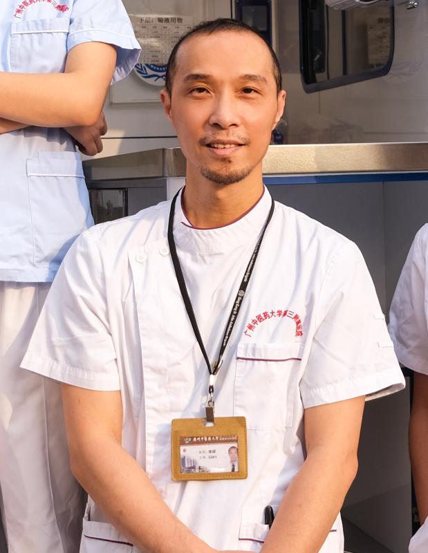 被恶犬咬伤女童接受救治,女童在小区被恶犬撕咬遇到好心人